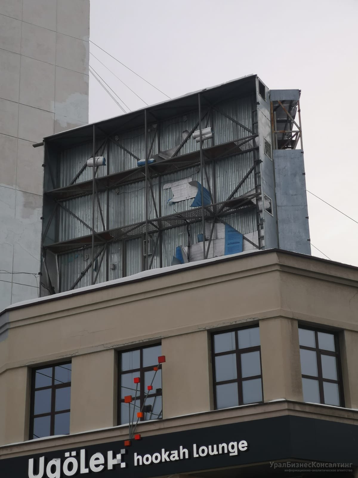 В центре Екатеринбурга идет реконструкция одной из старейших видеорекламных конструкций
