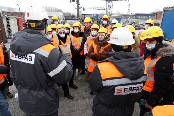 На ЕВРАЗ ЗСМК побывали экологи и общественники в рамках проекта по сокращению выбросов от коксохимического производства