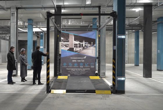 «Атомстройкомплекс» начал тестирование подъемника уральского производства для двухуровневого паркования