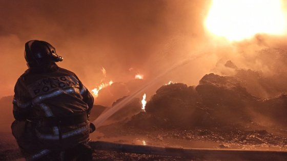 В Екатеринбурге ночью на площади 750 кв. метров горел ангар на улице Комсомольской