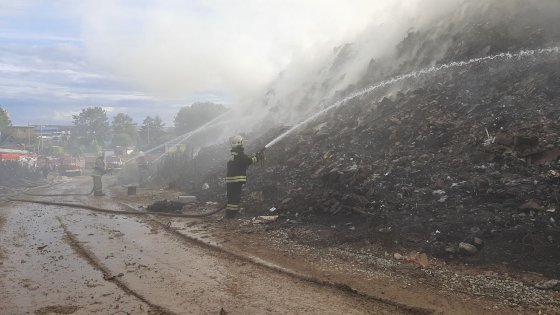 Пожар на мусорном полигоне в Березовском удалось потушить к утру
