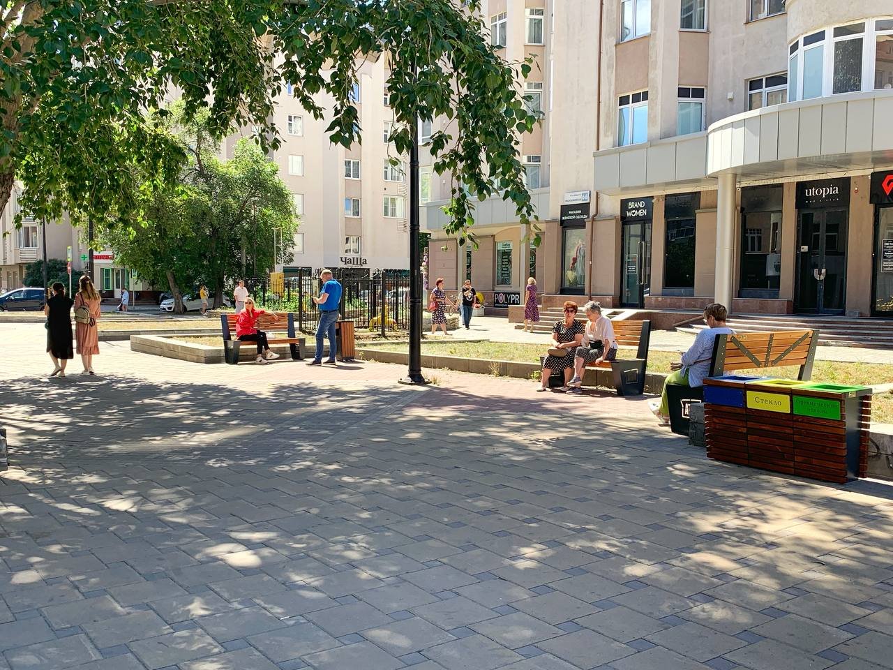 «Атомстройкомплекс» установил 20 новых скамеек на улице Красноармейской в Екатеринбурге