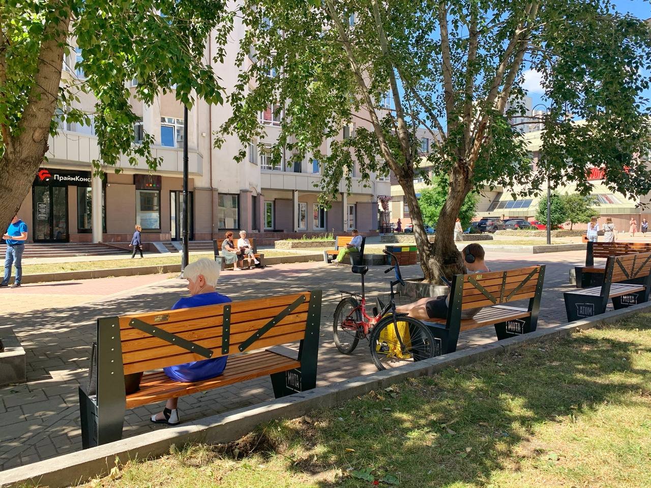 «Атомстройкомплекс» установил 20 новых скамеек на улице Красноармейской в Екатеринбурге