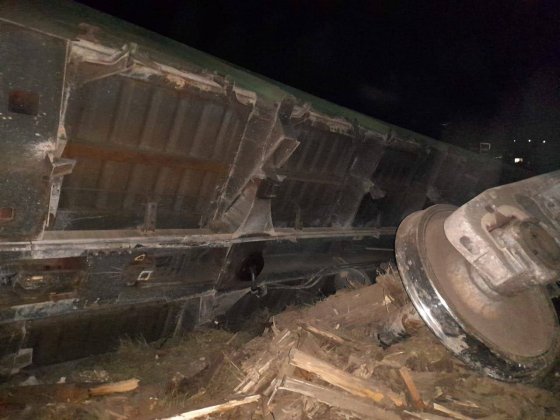 В Челябинской области из-за прогнивших шпал сошли с рельсов и опрокинулись 8 вагонов с глиной