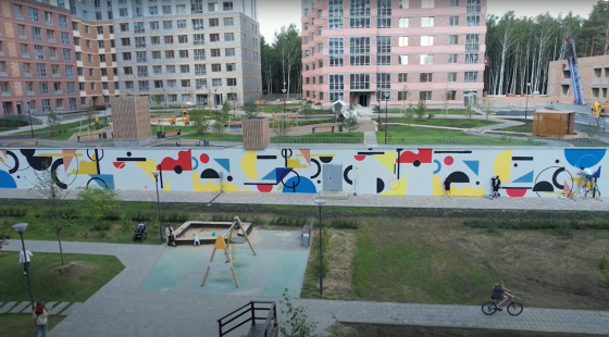 В новостройке компании «Атомстройкомплекс» в Краснолесье появилось гигантское граффити