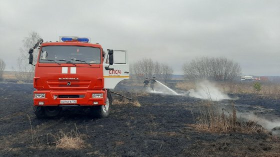Десятки сотрудников свердловского ГУ МЧС заняты на тушении пожара в пригороде Екатеринбурга