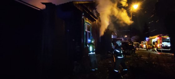 В Екатеринбурге утром на площади 120 кв. метров горел частный жилой дом