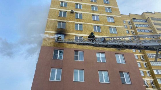Шесть человек спасены пожарными в результате возгорания в жилом доме на улице Крауля в Екатеринбурге