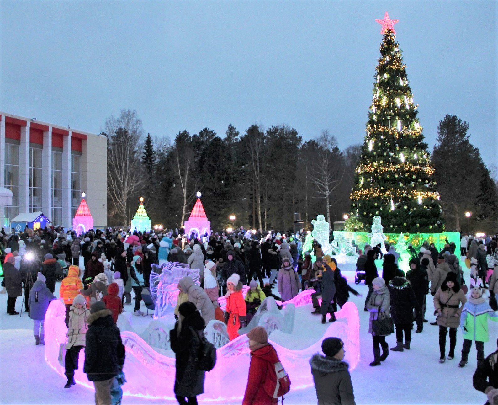 ЕВРАЗ перечислил более 23 млн рублей на новогодние подарки детям на Среднем Урале