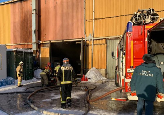 В Екатеринбурге потушили пожар на складе на улице Артинской