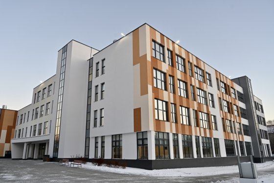 Свердловский губернатор Евгений Куйвашев посетил новый корпус гимназии № 120 в Екатеринбурге