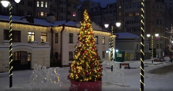 Компания «Атомстройкомплекс» к Новому году украсила стройплощадки, свой офис и улицу Красноармейскую в Екатеринбурге