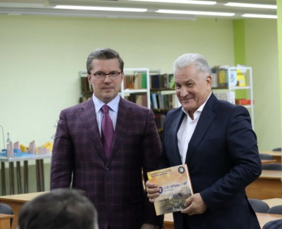В Екатеринбурге в честь десятилетия первой школы в Академическом районе была издана памятная книга