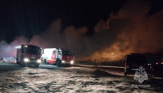 В Екатеринбурге на площади 500 кв. метров горела несанкционированная свалка на улице Черняховского