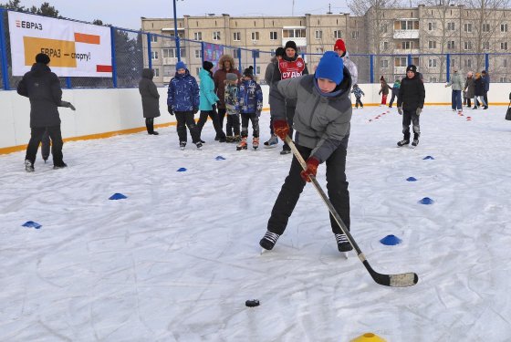 ЕВРАЗ перечислил 400 тыс. рублей для оборудования хоккейного корта в поселке Горноуральский