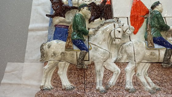 В Екатеринбургском музее ИЗО представили результаты реставрации уникального фаянсового панно «Праздник» конца 1930-х годов