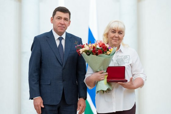 Губернатор Свердловской области Евгений Куйвашев вручил государственную награду работнице ЕВРАЗ НТМК Елене Грачевой