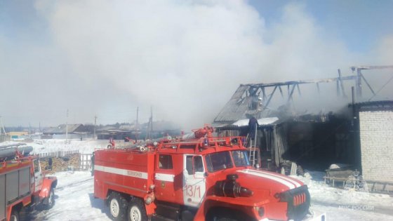 В уральском поселке Луговской в пекарне произошел пожар площадью 400 кв. метров