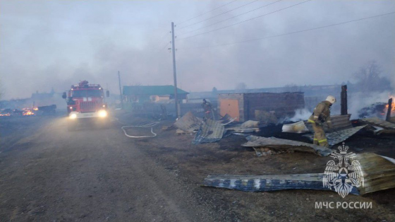 Десять строений пострадало из-за возгорания травы в селе Бызово Свердловской области