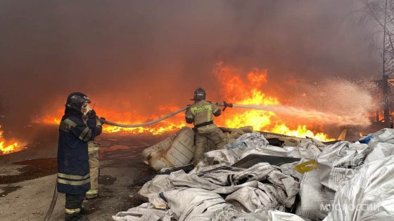 В Екатеринбурге площадь пожара в промзоне Чкаловского района увеличилась до 4 тыс. кв. метров