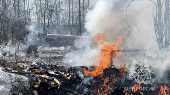Огнеборцам удалось локализовать пожар в Чкаловском районе Екатеринбурга на площади 4 тыс. кв. метров