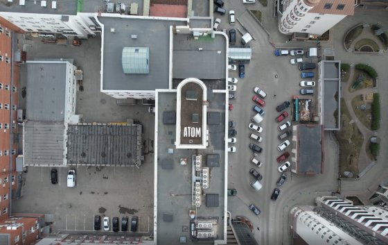 Компания «Атомстройкомплекс» разместила на крыше головного здания в Екатеринбурге логотип из декоративного мха