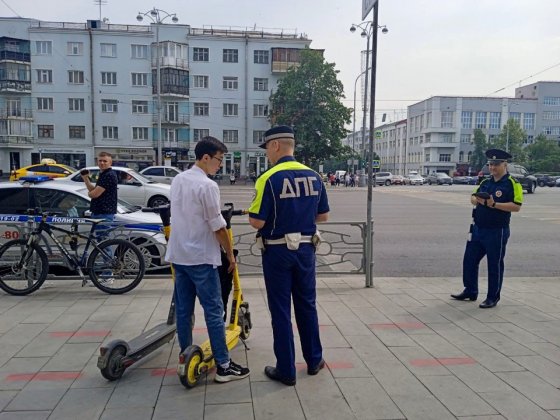 Сотрудники ГИБДД Екатеринбурга в ходе рейда привлекли за нарушения к ответственности почти 40 водителей самокатов