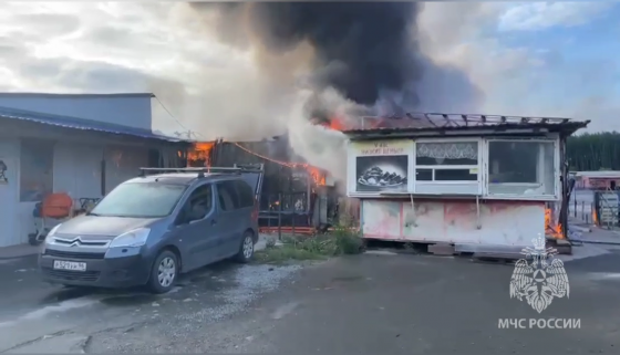 В Екатеринбурге на площади 300 кв. метров горели торговые павильоны на улице Амундсена