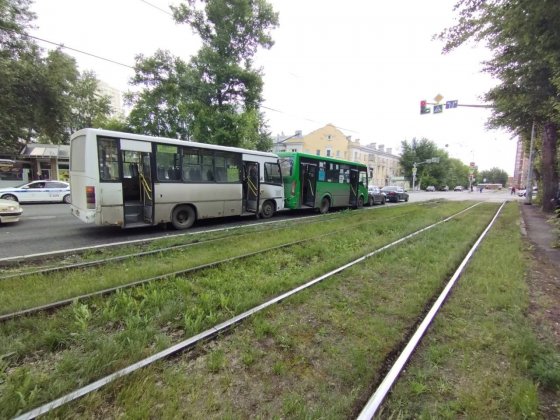 В Екатеринбурге пять человек получили травмы в результате ДТП с двумя автобусами