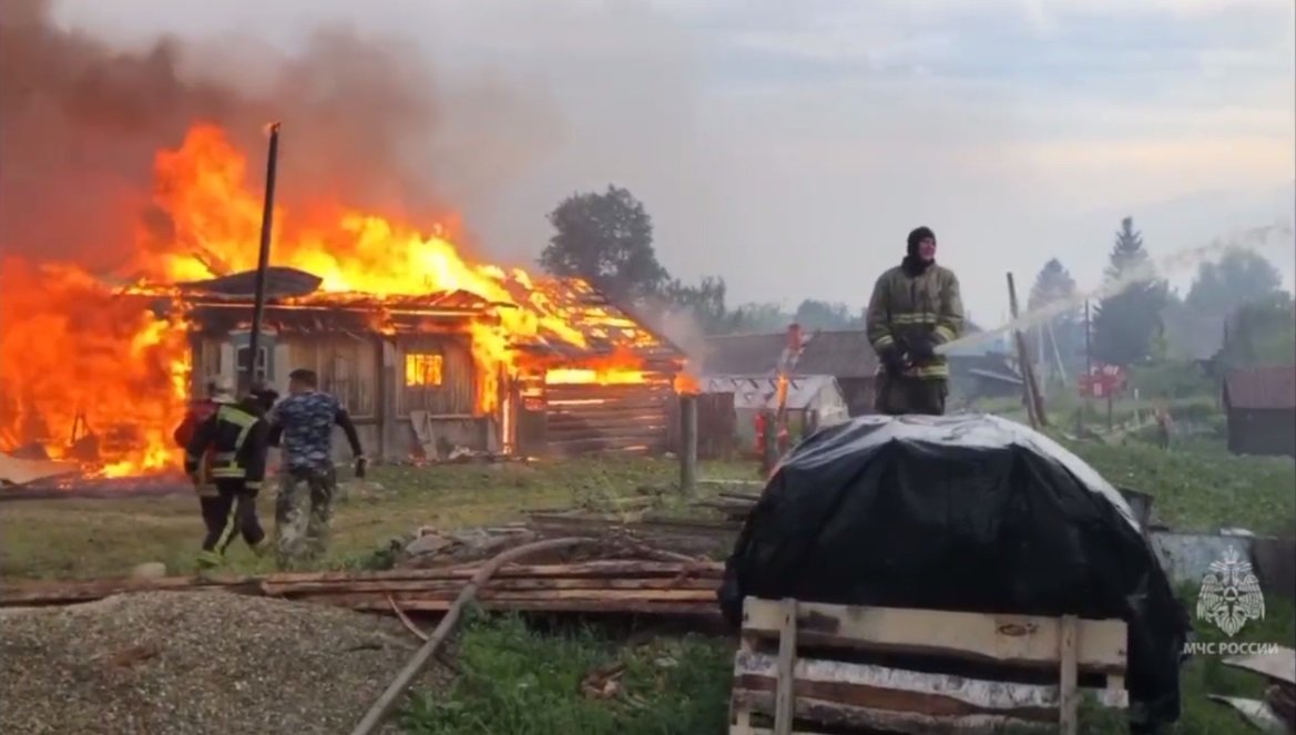 В селе Шайдуриха под Невьянском из-за пожара пострадало более 40 строений