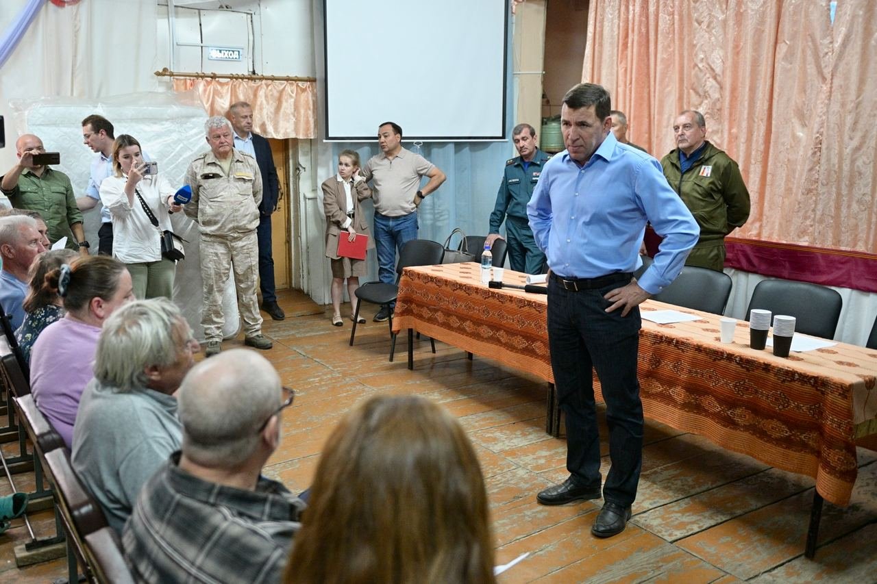 Свердловский губернатор Евгений Куйвашев поручил обеспечить комплексную поддержку погорельцам из села Шайдуриха