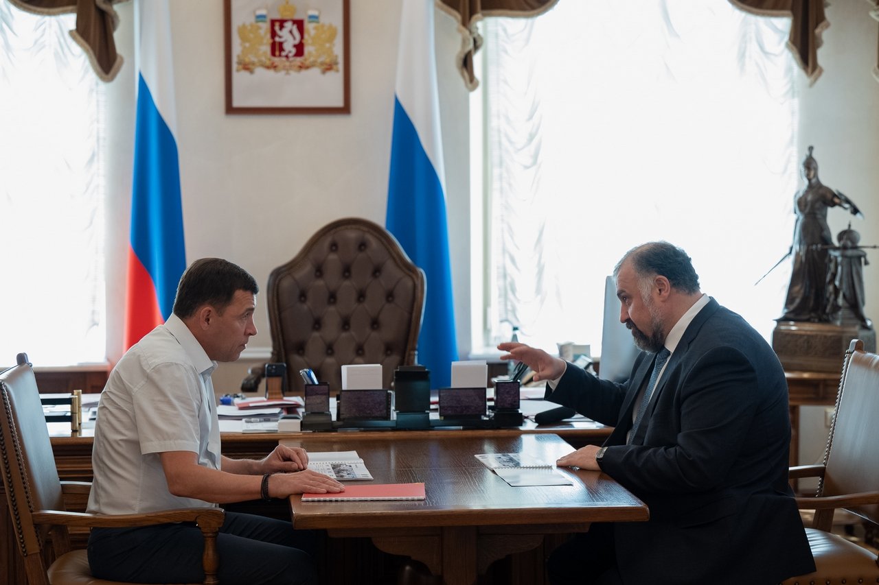 Свердловский губернатор Евгений Куйвашев и гендиректор «ЮТэйр» Андрей Мартиросов обсудили сотрудничество в борьбе с пожарами