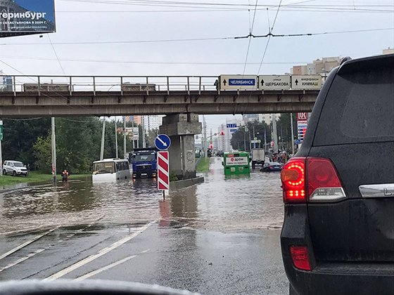 В Екатеринбурге закрыто движение троллейбусов из-за затопления на улице Щербакова