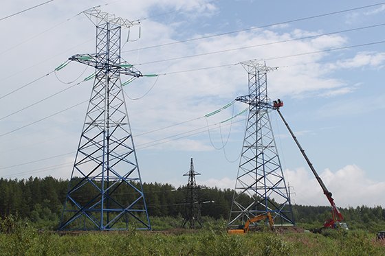 Энергетики «Россети» — МЭС Урала установили новые опоры на пересечении со строящейся в микрорайон Солнечный Екатеринбурга трамвайной линией