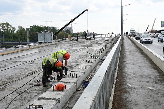 В конце августа строители откроют движение по правому путепроводу развязки у «Калины» в Екатеринбурге