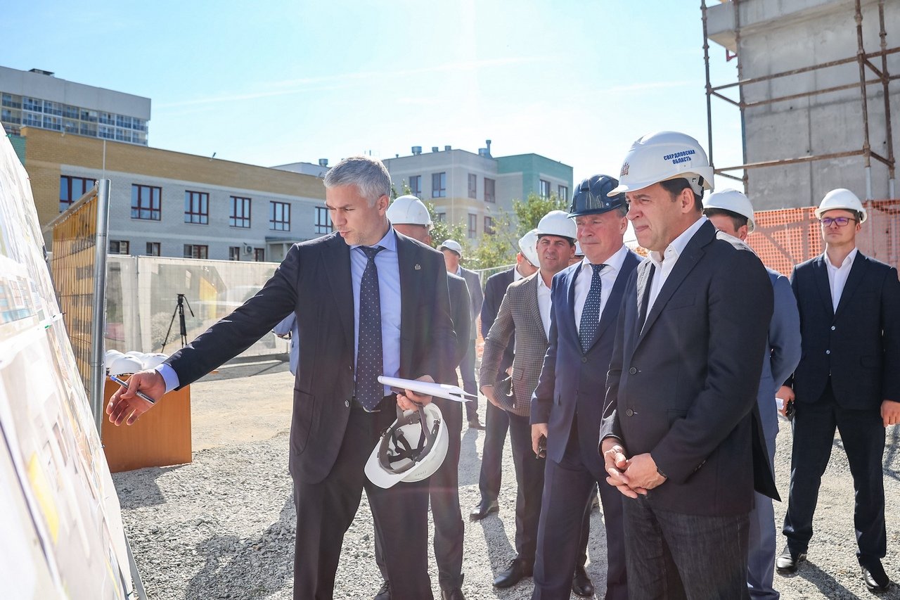 Свердловский губернатор Евгений Куйвашев поручил достроить новую школу в районе улицы Рощинской к 1 сентября 2024 года
