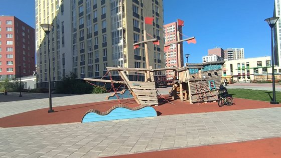 На детских площадках в новом квартале Академического района Екатеринбурга появилось шесть игровых зон 
