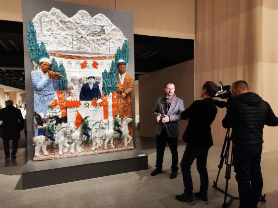 Уникальное панно «Праздник» из собрания ЕМИИ впервые представили публике после реставрации на выставке в Санкт-Петербурге