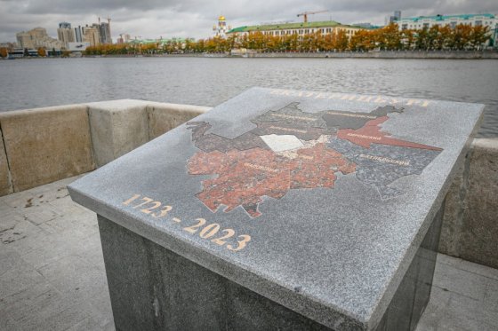На Плотинке появилась административная карта Екатеринбурга из различных пород камня