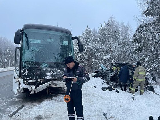 В результате столкновения автобуса и легковой машины на Серовском тракте погибли четыре человека