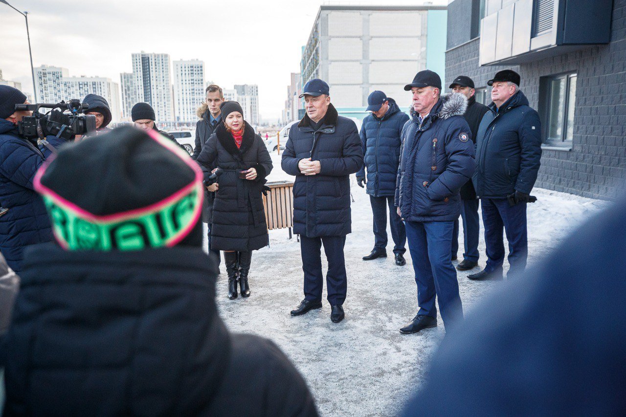 Глава Екатеринбурга Алексей Орлов вручил ключи от новых квартир бывшим жильцам аварийных домов