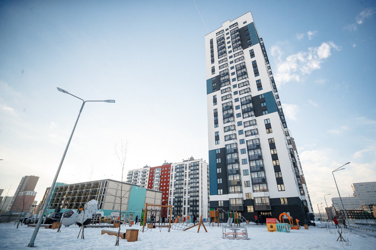 Глава Екатеринбурга Алексей Орлов вручил ключи от новых квартир бывшим жильцам аварийных домов