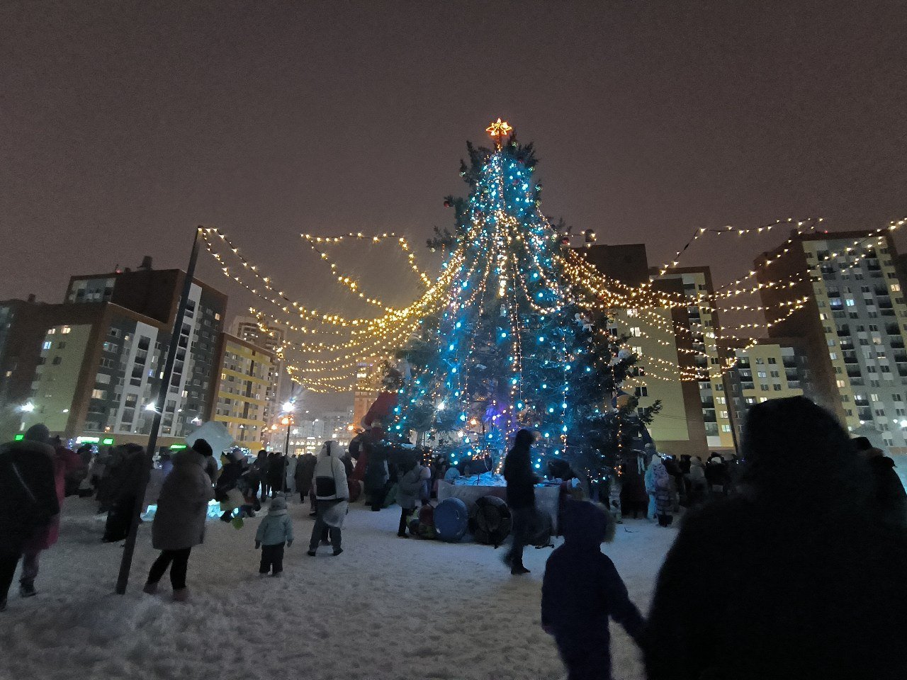 В Академическом районе Екатеринбурга открылся ледовый городок в Преображенском парке