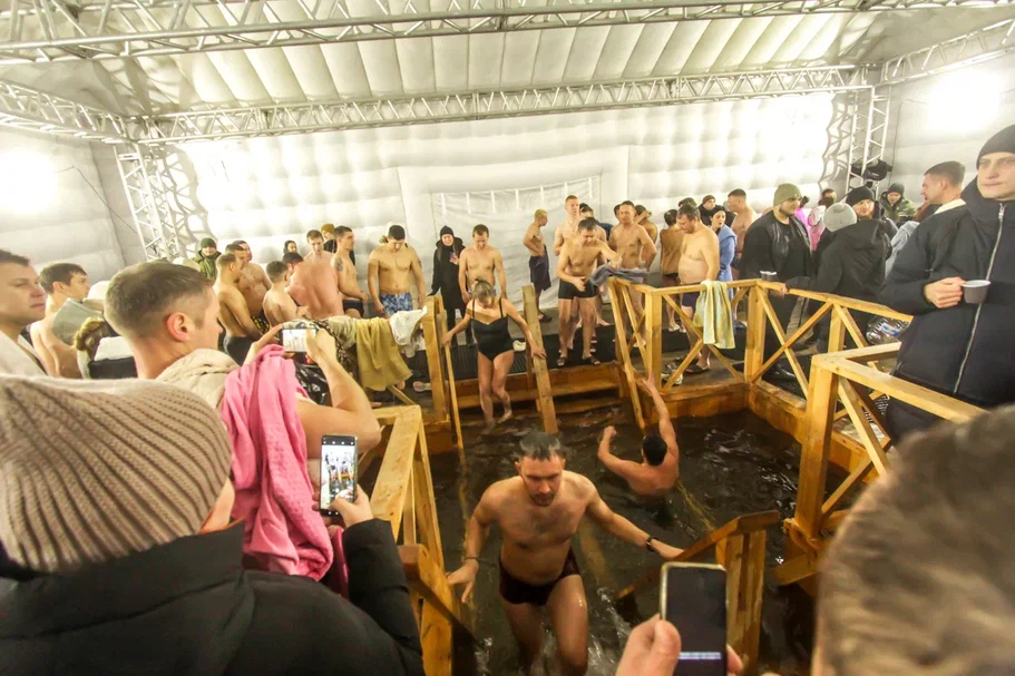 Сотни верующих Екатеринбурга окунулись в крещенскую иордань в Академическом районе