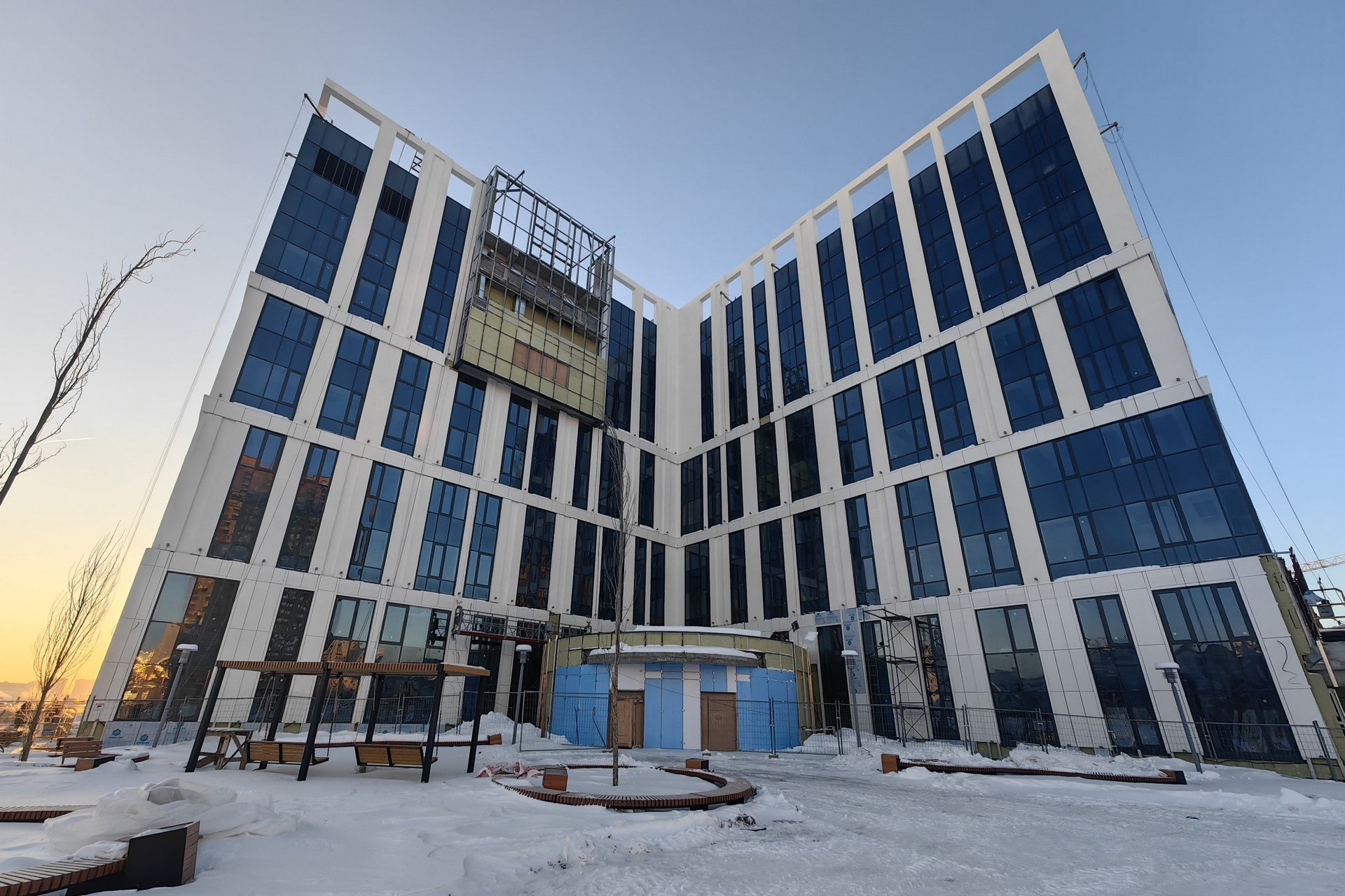 В Академическом районе Екатеринбурга строительство девятиэтажной поликлиники для взрослых планируют завершить в середине марта