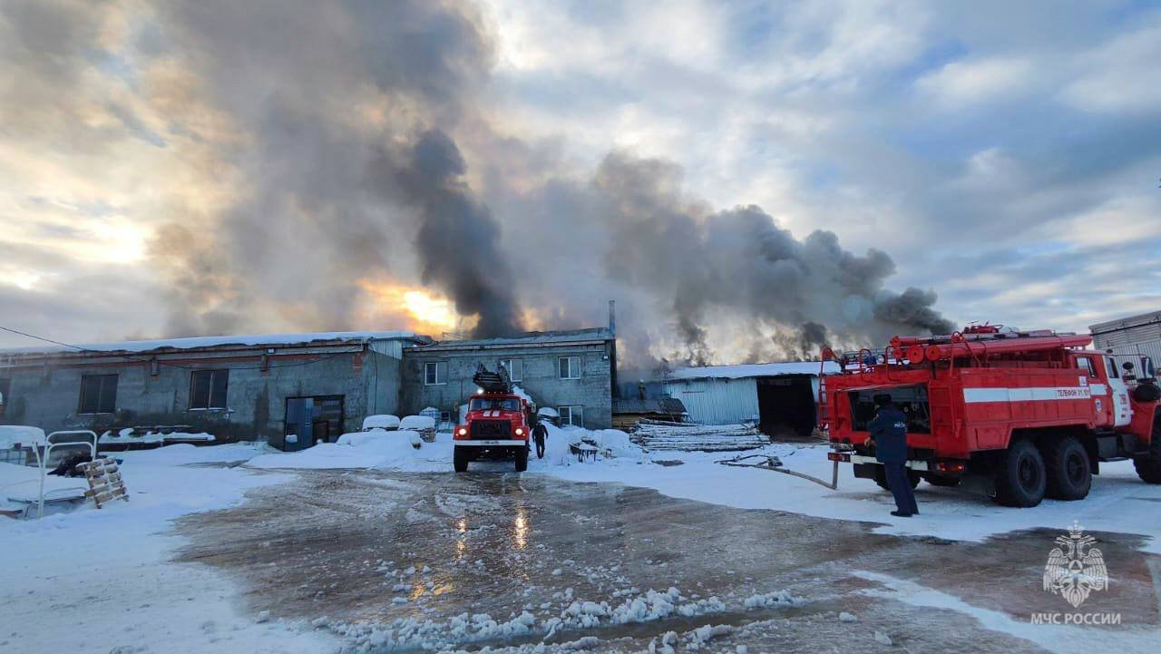 В Карпинске пожарные тушат возгорание в цехе на площади 800 кв. метров
