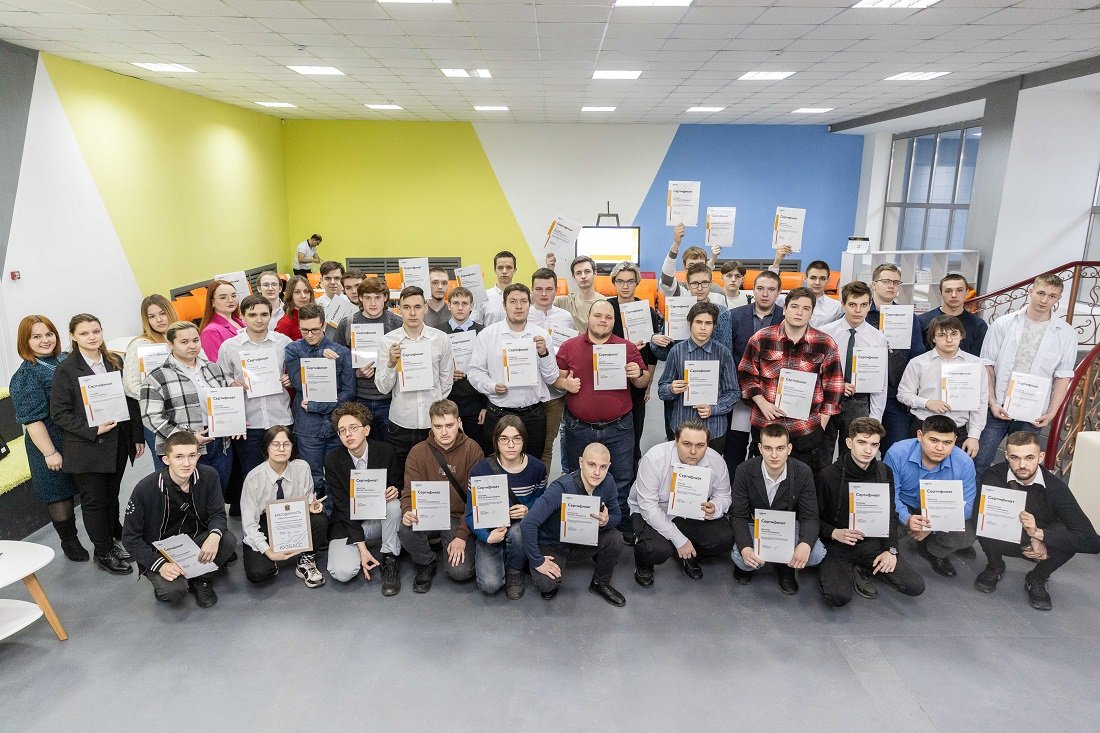 ЕВРАЗ ЗСМК поощрил студентов Кузбасса именными и корпоративными стипендиями