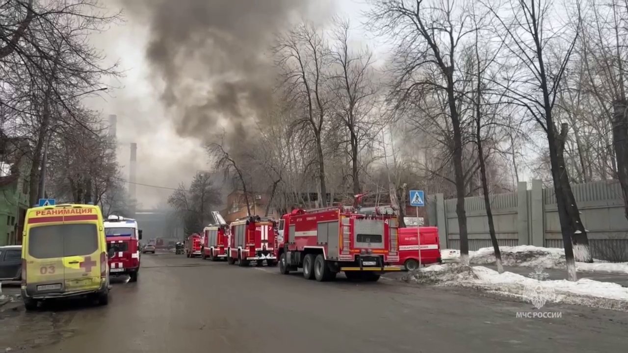 Площадь пожара на Уралмаше увеличилась до 4 тыс. 500 кв. метров