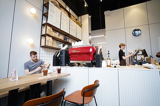 В Екатеринбурге в апартаментах Discovery Residence «Атомстройкомплекса» открылась кофейня Simple Coffee в новом «районном» формате