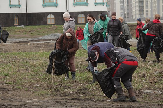 В Академическом районе Екатеринбурга в 15-й раз прошел традиционный общегородской субботник в рамках Месячника чистоты